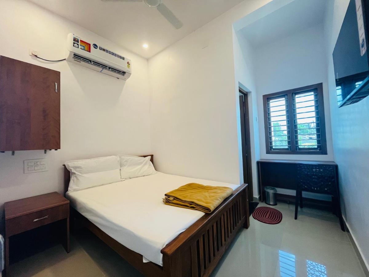 ホテル Sri Balaji Lodging Tiruchchendūr エクステリア 写真