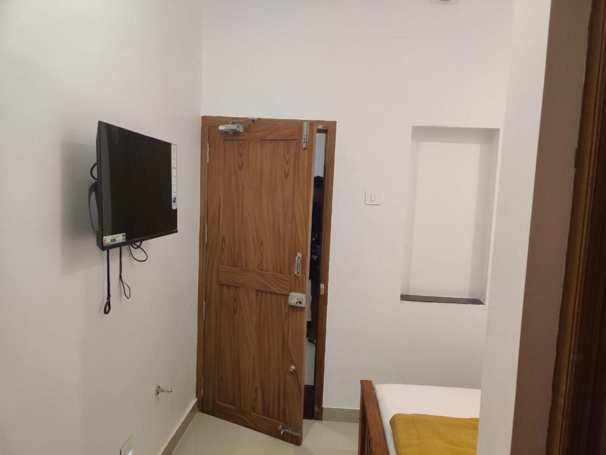 ホテル Sri Balaji Lodging Tiruchchendūr エクステリア 写真