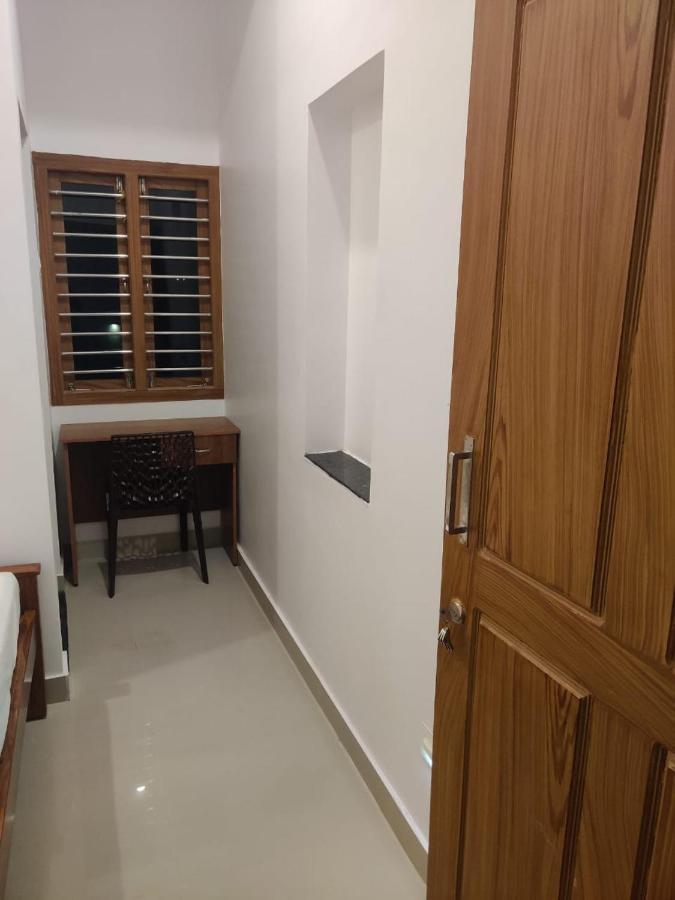 ホテル Sri Balaji Lodging Tiruchchendūr エクステリア 写真