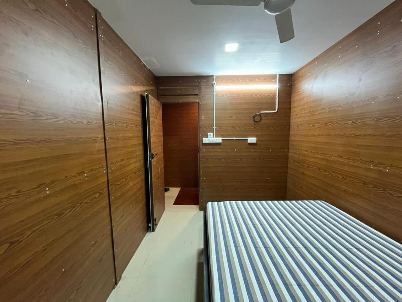ホテル Sri Balaji Lodging Tiruchchendūr エクステリア 写真